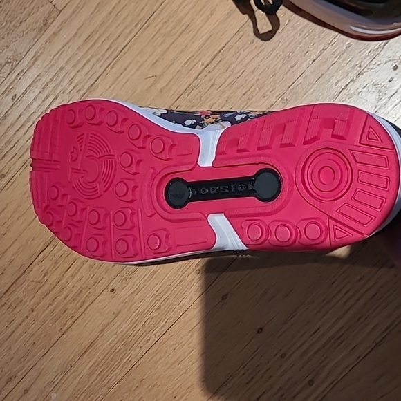 Adidas sneakers size 5 1/2 - Picture 4 of 6